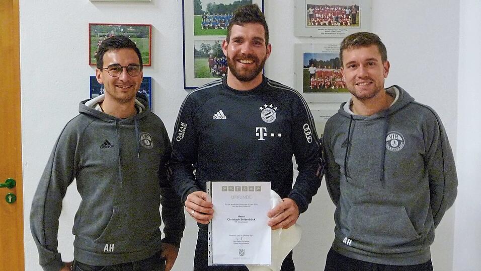 Vorsitzender 'Verwaltung' Andreas Holzer (von links), VfR-Sportler des Jahres 2020, Christoph 'Mäx' Seidenböck und Vorsitzender 'Jugend' Alexander Huber. Vorsitzender 'Verwaltung' Andreas Holzer (von links), VfR-Sportler des Jahres 2020, Christoph 'Mäx' Seidenböck und Vorsitzender 'Jugend' Alexander Huber.