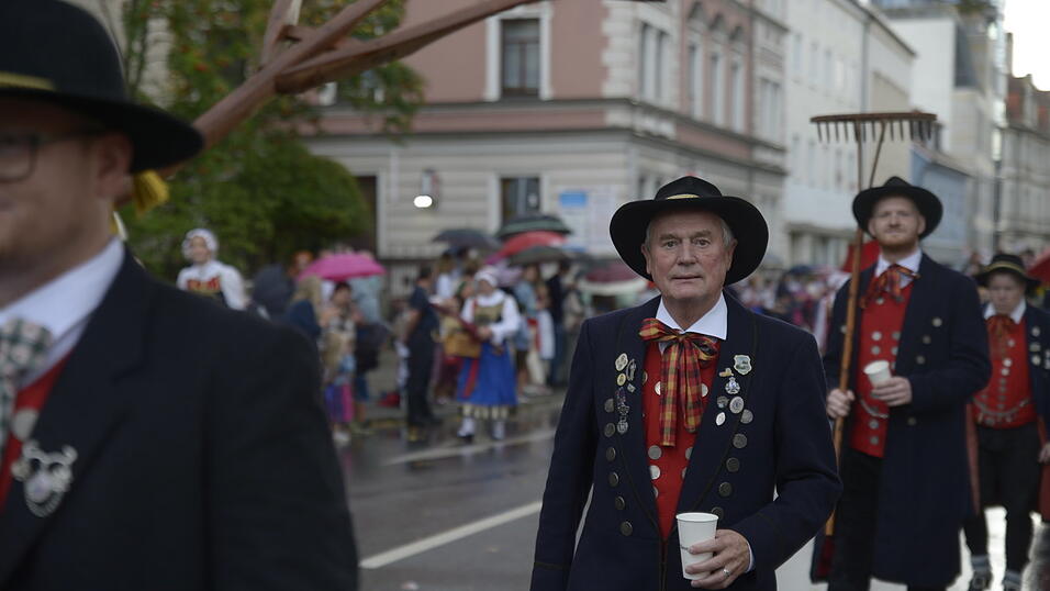 Zahlreiche Musik- und Trachtengruppen zogen nach dreij&auml;hriger Pause am Freitagabend zum Festplatz Am Hagen.&nbsp;