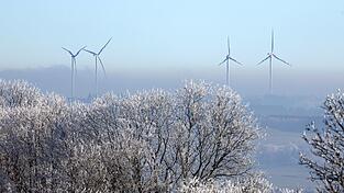 Der Ausbau der Windkraft ist in Bayern noch immer schleppend. Nun hat die Staatsregierung eine Weiche neu gestellt. (Archivbild)