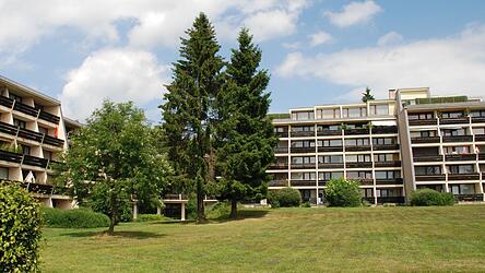 Blick auf einen Teil der Ferienwohnungsanlage aus den siebziger Jahren. Dauerhaft hier einzuziehen, ist nicht erlaubt. Eine Ausnahme besteht nur f&uuml;r Menschen, die selbst im gewerblichen Fremdenverkehr arbeiten.