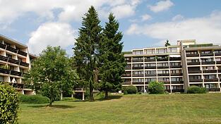 Blick auf einen Teil der Ferienwohnungsanlage aus den siebziger Jahren. Dauerhaft hier einzuziehen, ist nicht erlaubt. Eine Ausnahme besteht nur f&uuml;r Menschen, die selbst im gewerblichen Fremdenverkehr arbeiten.