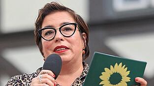 Sachsen-Anhalts Grünen-Spitzenkandidatin Susan Sziborra-Seidlitz ist mit Fragen zur rechten Vergangenheit ihres Mannes konfrontiert. Sachsen-Anhalts Grünen-Spitzenkandidatin Susan Sziborra-Seidlitz ist mit Fragen zur rechten Vergangenheit ihres Mannes konfrontiert.