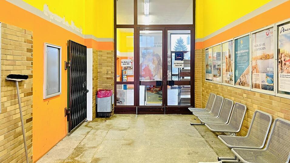 Der einstige Warteraum des Bahnhofs, der verschlossen ist. Links der Zugang zu den ehemaligen Toiletten, versperrt mit einem schweren Tor. Wer mit dem Zug ankommt und zur Toilette muss, findet erst im Rathaus Erleichterung. Der einstige Warteraum des Bahnhofs, der verschlossen ist. Links der Zugang zu den ehemaligen Toiletten, versperrt mit einem schweren Tor. Wer mit dem Zug ankommt und zur Toilette muss, findet erst im Rathaus Erleichterung.