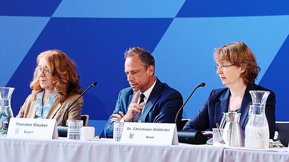 Bayerns Staatsminister Thorsten Glauber stellte am Freitag die Ergebnisse der 20. Verbraucherschutzministerkonferenz in Regensburg vor. Bayerns Staatsminister Thorsten Glauber stellte am Freitag die Ergebnisse der 20. Verbraucherschutzministerkonferenz in Regensburg vor.