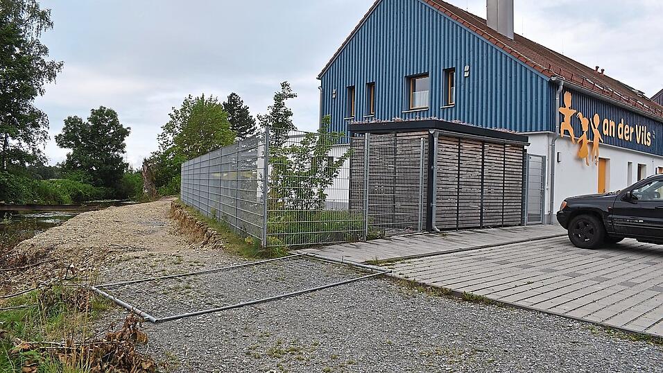 Die Uferabsicherung direkt neben dem Kindergarten an der Vils macht noch Probleme. Daher soll der neue Geh- und Radweg eventuell die ersten 60 Meter nicht asphaltiert werden.