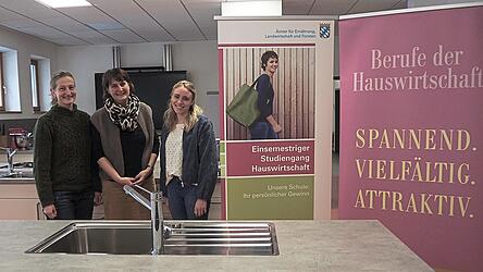 Mit Mitte 50 und neben ihrem Beruf her absolvierte Ruth Waas aus Plattling (l.) die Fachschule f&uuml;r Ern&auml;hrung und Haushaltsf&uuml;hrung als Beste ihres Jahrgangs. Neben ihr: Kerstin Fischer, Semesterleiterin in der Abteilung Hauswirtschaft der Landwirtschaftsschule Straubing (Mitte), und Fachlehreranw&auml;rterin Magdalena Maurer.