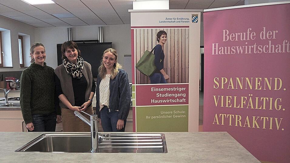 Mit Mitte 50 und neben ihrem Beruf her absolvierte Ruth Waas aus Plattling (l.) die Fachschule f&uuml;r Ern&auml;hrung und Haushaltsf&uuml;hrung als Beste ihres Jahrgangs. Neben ihr: Kerstin Fischer, Semesterleiterin in der Abteilung Hauswirtschaft der Landwirtschaftsschule Straubing (Mitte), und Fachlehreranw&auml;rterin Magdalena Maurer.
