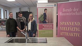 Mit Mitte 50 und neben ihrem Beruf her absolvierte Ruth Waas aus Plattling (l.) die Fachschule f&uuml;r Ern&auml;hrung und Haushaltsf&uuml;hrung als Beste ihres Jahrgangs. Neben ihr: Kerstin Fischer, Semesterleiterin in der Abteilung Hauswirtschaft der Landwirtschaftsschule Straubing (Mitte), und Fachlehreranw&auml;rterin Magdalena Maurer.