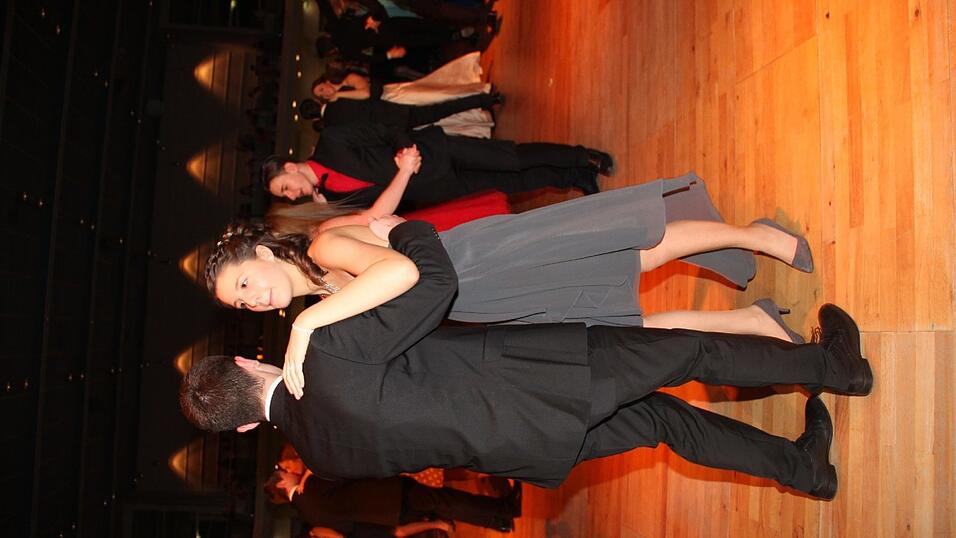Die Bilder vom Abschlussball der Tanzschule Seidel in der Fraunhofer-Halle am 28. November. Die Bilder vom Abschlussball der Tanzschule Seidel in der Fraunhofer-Halle am 28. November.