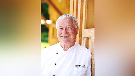 Als erster Koch Niederbayerns wurde Helmut Krausler 1977 mit einem Michelin-Stern ausgezeichnet. Am 7. November kreiert er gemeinsam mit dem Höttl-Küchenteam ein Fünf-Gang-Menü auf Sterne-Niveau. Als erster Koch Niederbayerns wurde Helmut Krausler 1977 mit einem Michelin-Stern ausgezeichnet. Am 7. November kreiert er gemeinsam mit dem Höttl-Küchenteam ein Fünf-Gang-Menü auf Sterne-Niveau.
