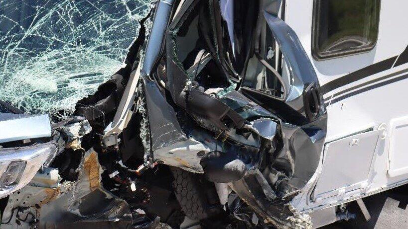 Bei Niederkandlbach im Landkreis Deggendorf ist es zu einem schweren Unfall gekommen. Bei Niederkandlbach im Landkreis Deggendorf ist es zu einem schweren Unfall gekommen.