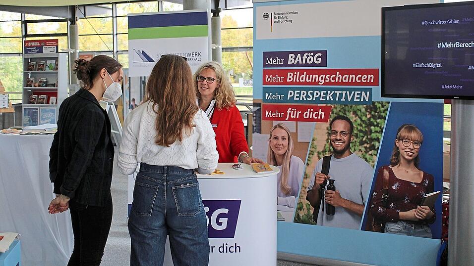 Monika Ernstberger vom Amt für Ausbildungsförderung des Studentenwerks ermutigte die Studierenden Regensburgs, einfach mal den Bafög-Antrag zu stellen, um von den Neuerungen zu profitieren. Monika Ernstberger vom Amt für Ausbildungsförderung des Studentenwerks ermutigte die Studierenden Regensburgs, einfach mal den Bafög-Antrag zu stellen, um von den Neuerungen zu profitieren.