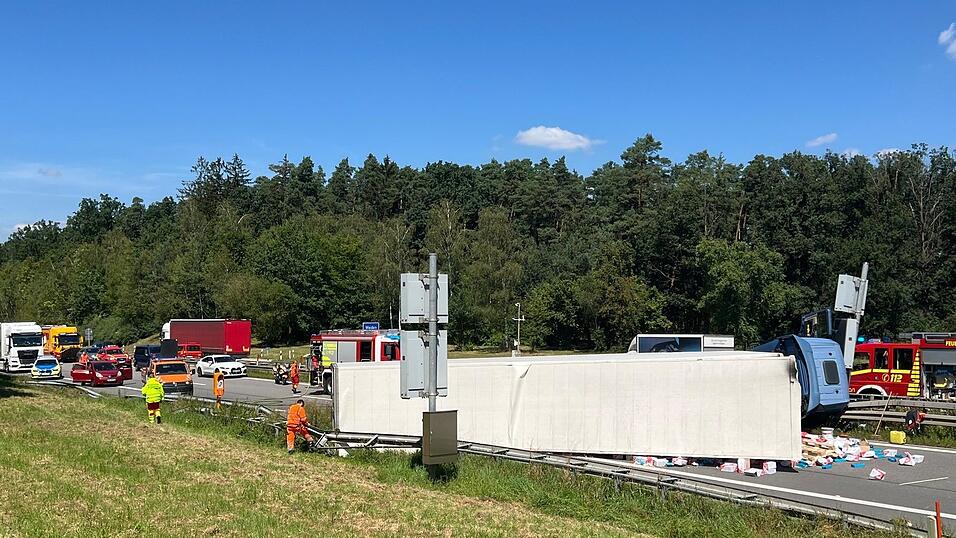 Ein Lastwagen kippte am Dienstag auf der A93 bei Regenstauf um und blieb quer zur Fahrbahn in Fahrtrichtung München liegen.