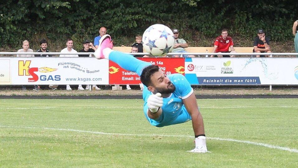 Muss in der Partie gegen den TSV Bad Abbach zwar viermal hinter sich greifen, bewahrt seine Mannschaft unter anderem in der Nachspielzeit aber auch vor dem fünften Gegentreffer: Türk-Gücü-Keeper Gheorghe Calin (Archiv) Muss in der Partie gegen den TSV Bad Abbach zwar viermal hinter sich greifen, bewahrt seine Mannschaft unter anderem in der Nachspielzeit aber auch vor dem fünften Gegentreffer: Türk-Gücü-Keeper Gheorghe Calin (Archiv)