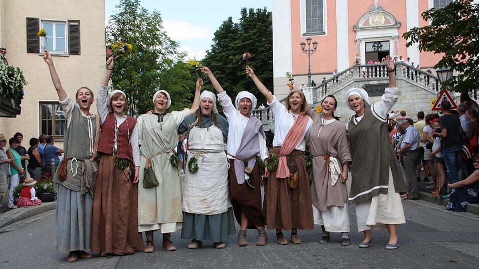Die schönsten Augenblicke des historischen Drachenstich-Festzuges 2016. Die schönsten Augenblicke des historischen Drachenstich-Festzuges 2016.