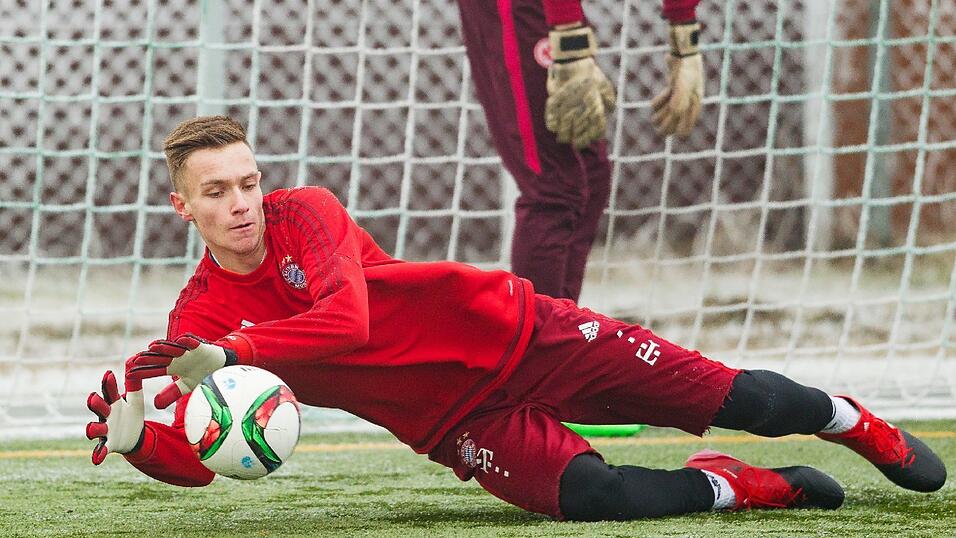 Regelm&auml;&szlig;ig an der Seite von Welttorh&uuml;ter Manuel Neuer trainiert Christian Fr&uuml;chtl.