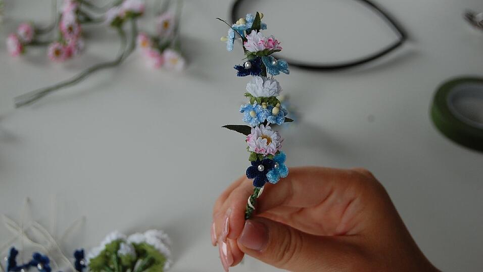 2. Dann leg das nächste Blümchen darauf, so dass die unteren beiden wieder hervorragen. Wieder die Drähte ineinander drehen. Und so weiter. Bei kleinen Blüten gerne zwei auf einmal verwenden und nebeneinandersetzen. Die Blümchen so binden, als würde man von oben drauf schauen. 2. Dann leg das nächste Blümchen darauf, so dass die unteren beiden wieder hervorragen. Wieder die Drähte ineinander drehen. Und so weiter. Bei kleinen Blüten gerne zwei auf einmal verwenden und nebeneinandersetzen. Die Blümchen so binden, als würde man von oben drauf schauen.