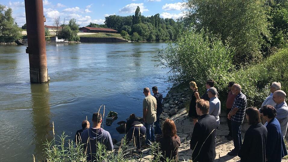 Freitagmorgen an der Donau. Ein Boot in Grün, Weiß und Rot für den Irak, eines in Schwarz, Rot, Gold.