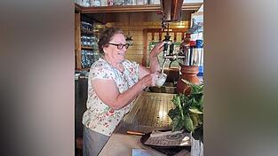 So kennt man sie im Ort: J&auml;ger steht noch immer gerne hinter der Theke.