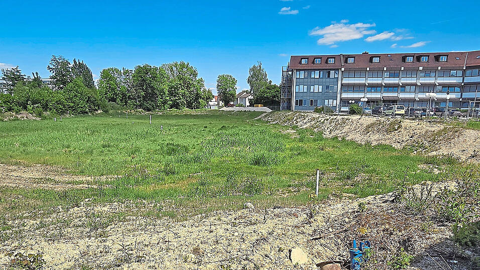 Nach der überraschenden Ablehnung im März wurde unter anderem bei der Bepflanzung der Tiefgaragen nachgebessert. Nun billigte der Bausenat die Änderung des Bebauungsplans einstimmig; es sollen 140 Wohnungen und elf Reihenhäuser entstehen. Nach der überraschenden Ablehnung im März wurde unter anderem bei der Bepflanzung der Tiefgaragen nachgebessert. Nun billigte der Bausenat die Änderung des Bebauungsplans einstimmig; es sollen 140 Wohnungen und elf Reihenhäuser entstehen.