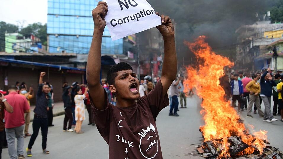 Ein Demonstrant in Nepal hält ein Blatt mit der Forderung nach einem Ende der Korruption hoch. Ein Demonstrant in Nepal hält ein Blatt mit der Forderung nach einem Ende der Korruption hoch.