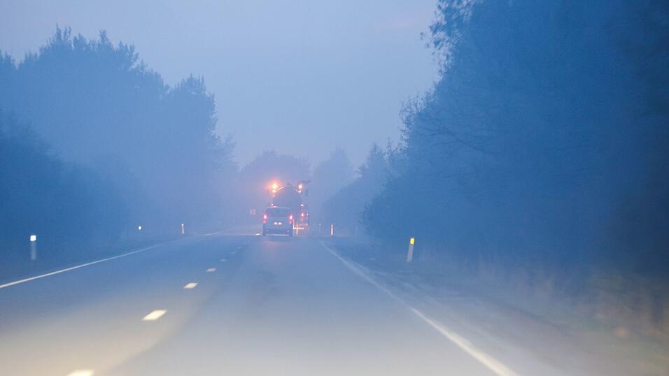 Ein durch den Qualm des Feuers verrauchte Straße bei der Stadt Sourbrodt. Ein durch den Qualm des Feuers verrauchte Straße bei der Stadt Sourbrodt.