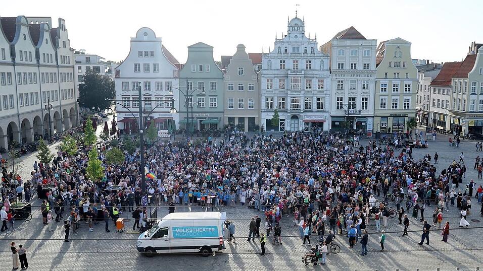 In Rostock sagen mehr als 500 Menschen f&uuml;r Vielfalt, Zusammenhalt und Kunstfreiheit.