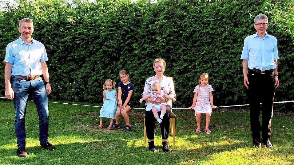 Bürgermeister Gerhard Mühlbauer und Pfarrer Johann Wutz wünschten Anna Aschenbrenner, hier mit ihren Urenkeln Veronika, Anna, Leni und Lisa, alles Gute zum 85. Geburtstag. Bürgermeister Gerhard Mühlbauer und Pfarrer Johann Wutz wünschten Anna Aschenbrenner, hier mit ihren Urenkeln Veronika, Anna, Leni und Lisa, alles Gute zum 85. Geburtstag.