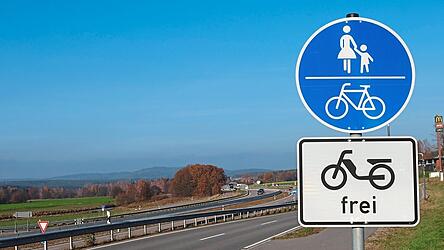 Insgesamt 4,5 Millionen Euro gibt der Landkreis für zwei Radwege zwischen Strahlfeld und Pösing sowie Oberkreith und der Bahnbrücke aus. Damit einhergehen zusätzliche Verbesserungen für andere Verkehrsteilnehmer, wie etwa Linksabbiegerspuren und behindertengerechte Bushaltestellen. Insgesamt 4,5 Millionen Euro gibt der Landkreis für zwei Radwege zwischen Strahlfeld und Pösing sowie Oberkreith und der Bahnbrücke aus. Damit einhergehen zusätzliche Verbesserungen für andere Verkehrsteilnehmer, wie etwa Linksabbiegerspuren und behindertengerechte Bushaltestellen.