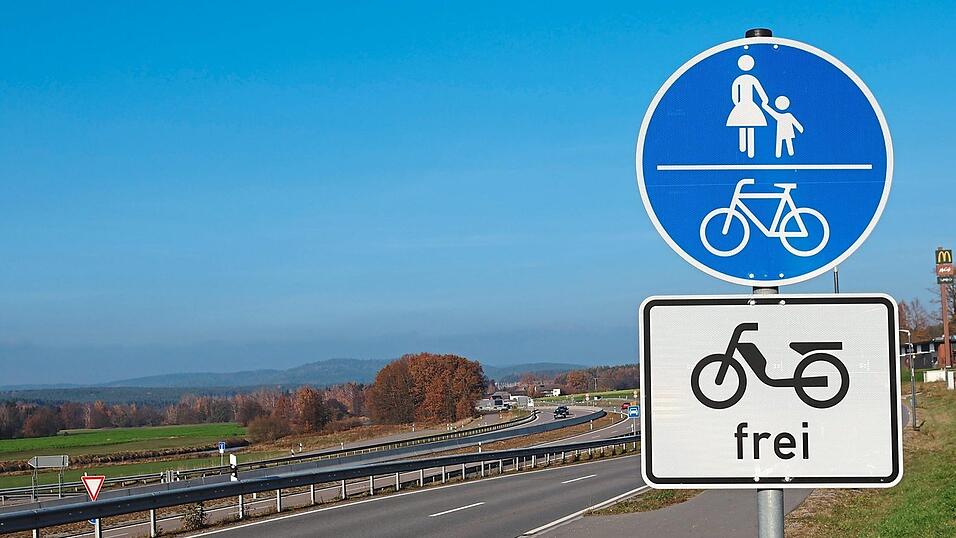 Insgesamt 4,5 Millionen Euro gibt der Landkreis für zwei Radwege zwischen Strahlfeld und Pösing sowie Oberkreith und der Bahnbrücke aus. Damit einhergehen zusätzliche Verbesserungen für andere Verkehrsteilnehmer, wie etwa Linksabbiegerspuren und behindertengerechte Bushaltestellen. Insgesamt 4,5 Millionen Euro gibt der Landkreis für zwei Radwege zwischen Strahlfeld und Pösing sowie Oberkreith und der Bahnbrücke aus. Damit einhergehen zusätzliche Verbesserungen für andere Verkehrsteilnehmer, wie etwa Linksabbiegerspuren und behindertengerechte Bushaltestellen.