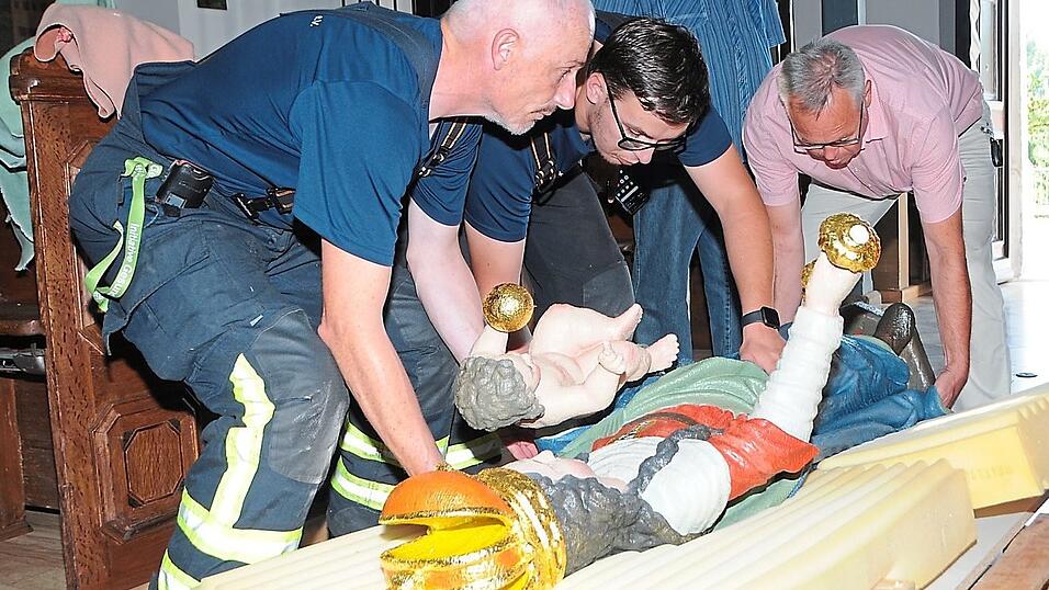 Gemeinsam angepackt: Die Madonna aus dem 3D-Druck wird in die Kirche getragen. Gemeinsam angepackt: Die Madonna aus dem 3D-Druck wird in die Kirche getragen.