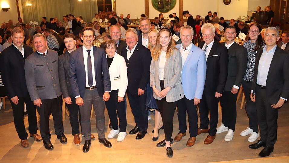 Eingerahmt von Ehrengästen präsentierte sich die neu gewählte Kreisvorstandschaft mit dem wiedergewählten CSU-Kreisvorsitzenden Stefan Ebner (4.v.l.) vor den Delegierten (v.l.) Olaf Heinrich, Christian Bernreiter, Patrick Zens, Elisabeth Zettner, Willi Killinger, Helmut Brunner, Harald Haase, Bianca Wildfeuer, Agnes Brücklmayer, Helmut Plenk, Alois Rainer, Tobias Fischl, Klara Brücklmayer und Landrat Ronny Raith.