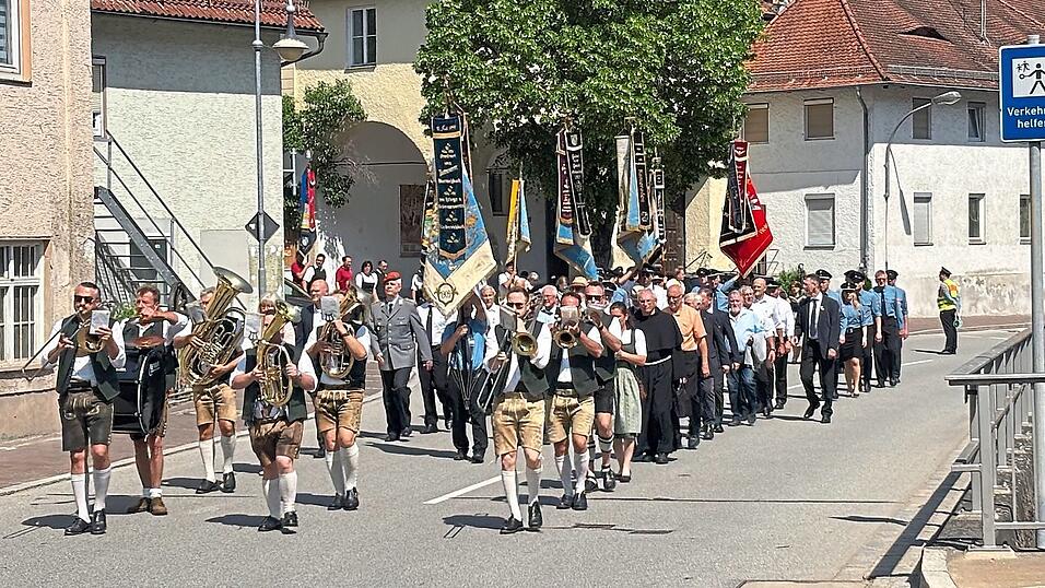 Prächtige Festzüge durch die Straßen Niederviehbachs am Jahrtag der KSK. Prächtige Festzüge durch die Straßen Niederviehbachs am Jahrtag der KSK.