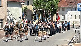 Pr&auml;chtige Festz&uuml;ge durch die Stra&szlig;en Niederviehbachs am Jahrtag der KSK.