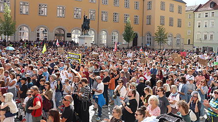 Der Domplatz platzte aus allen N&auml;hten.