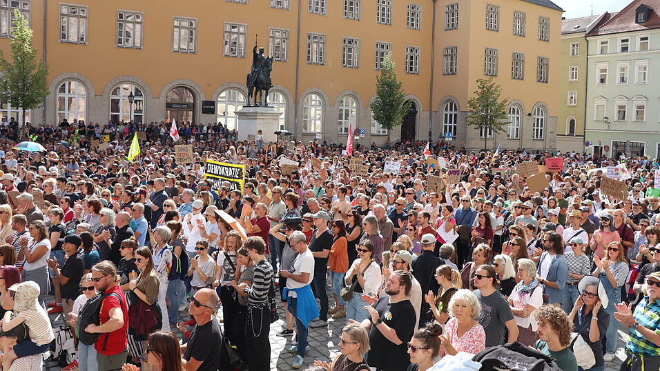 Der Domplatz platzte aus allen Nähten. Der Domplatz platzte aus allen Nähten.