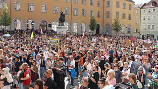 Der Domplatz platzte aus allen Nähten. Der Domplatz platzte aus allen Nähten.