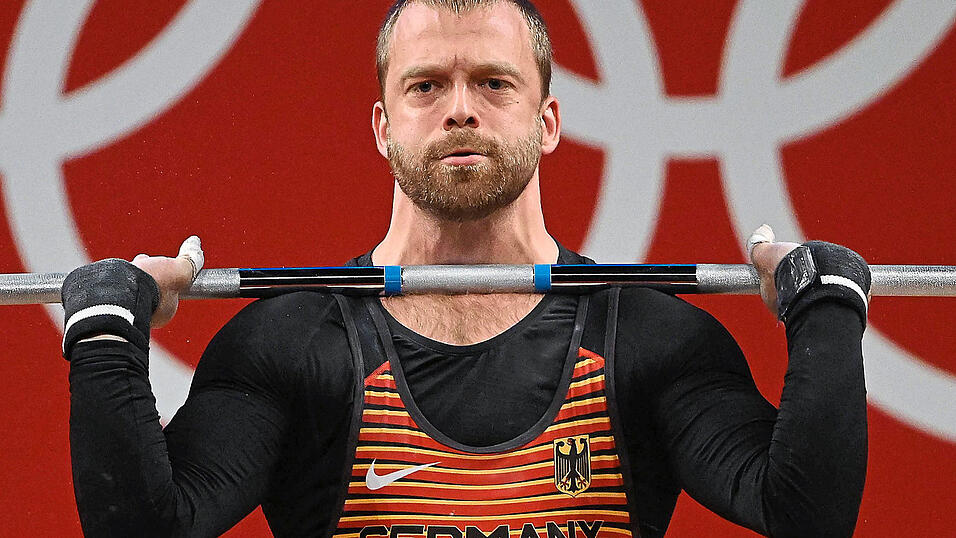 So richtig zufrieden war der Steinacher Gewichtheber Simon Brandhuber mit seiner Leistung bei den Olympischen Spielen in Tokio nicht. Deswegen will er 2024 in Paris in Topform an den Start gehen. So richtig zufrieden war der Steinacher Gewichtheber Simon Brandhuber mit seiner Leistung bei den Olympischen Spielen in Tokio nicht. Deswegen will er 2024 in Paris in Topform an den Start gehen.