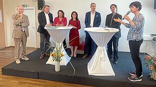 Vorstand des Landshuter Netzwerks Franz Wölfl (von links), Grünen-Stadtrat Stefan Gruber, CSU-Bezirksrätin Martina Hammerl, SPD-Stadträtin Anja König, Klinikumsgeschäftsführer André Naumann und geschäftsführender Vorstandsvorsitzender der Lakumed Kliniken Jakob Fuchs beteiligten sich an der Diskussion, die Sonja Ettengruber, Redakteurin bei der Mediengruppe Attenkofer, moderierte.