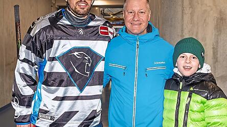 Der Ingolstädter Eishockeyspieler Fabio Wagner empfing seinen ehemaligen Lehrer Thomas Etschmann, derzeit Bürgermeister der Stadt Osterhofen, und dessen zehnjährigen Sohn Felix zu dem Spiel der Straubing Tigers gegen den DEL-Spitzenreiter Ingolstadt am Freitagabend im Straubinger Eisstadion als seine Ehrengäste.