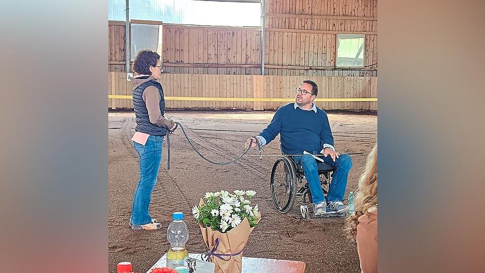 Eine Teilnehmerin fungierte als Pferd. Dabei veranschaulicht der Referent die Theorie zum Pferd am Führstrick bzw. an der Longe. Eine Teilnehmerin fungierte als Pferd. Dabei veranschaulicht der Referent die Theorie zum Pferd am Führstrick bzw. an der Longe.