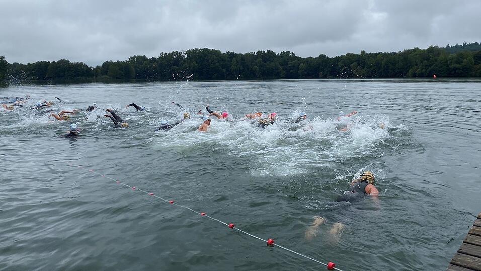 Beim Start für die 3,8 und die 7,5 Kilometer langen Strecken auf dem mit Bojen abgesteckten Dreiecks-Kurs spritzte das Wasser nur so. Beim Start für die 3,8 und die 7,5 Kilometer langen Strecken auf dem mit Bojen abgesteckten Dreiecks-Kurs spritzte das Wasser nur so.