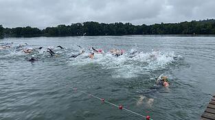 Beim Start für die 3,8 und die 7,5 Kilometer langen Strecken auf dem mit Bojen abgesteckten Dreiecks-Kurs spritzte das Wasser nur so.