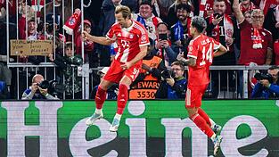 Harry Kane hebt nach seinem 3:1 ab zum Torjubel, rechts freut sich Luis Díaz.