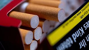 Zwei Euro mehr pro Zigarettenpackung, um die Krankenkassen zu entlasten - so der Vorschlag eines CSU-Politikers. (Symbolbild)