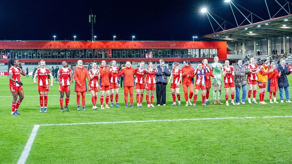 Die Bayern-Fu&szlig;ballerinnen jubeln - wohl bald auch wieder als Meister.