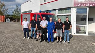 Bei der &Uuml;bergabe des neuen TSF: B&uuml;rgermeister Andreas Eckl, 3. Kommandant Stefan Pritzl, 2. Kommandant Johannes H&ouml;gerl, 1. Kommandant Thomas Santl, Frank Lampe, Ehrenkommandant Franz Holzapfel und 1. Vorsitzender Martin Heiland