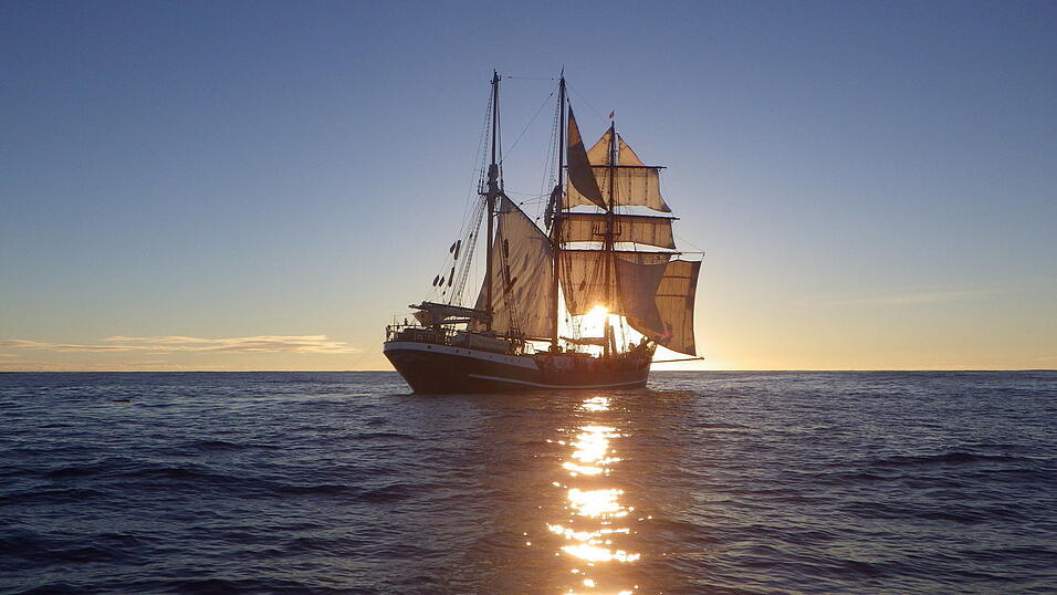 Für 34 Schüler des Projekts 'Klassenzimmer unter Segeln (KUS)' ist es ein Jahr lang ihre Schule: das Segelschiff 'Thor Heyerdahl'. Für 34 Schüler des Projekts 'Klassenzimmer unter Segeln (KUS)' ist es ein Jahr lang ihre Schule: das Segelschiff 'Thor Heyerdahl'.