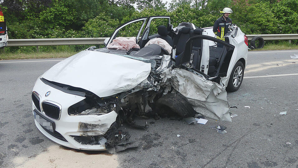 Bei dem Frontalzusammenstoß wurden beide Autos komplett zerstört und die Insassen schwer verletzt. Bei dem Frontalzusammenstoß wurden beide Autos komplett zerstört und die Insassen schwer verletzt.