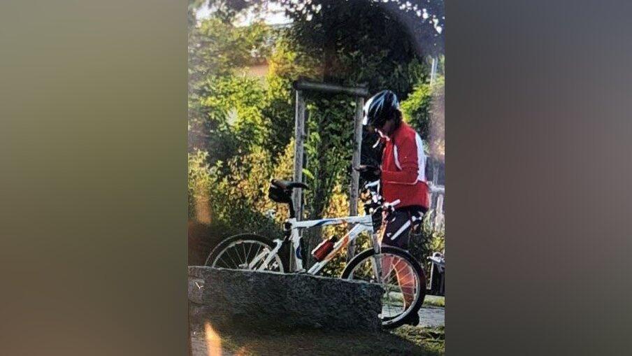 Der Unbekannte war mit einem weißen Fahrrad unterwegs. Der Unbekannte war mit einem weißen Fahrrad unterwegs.